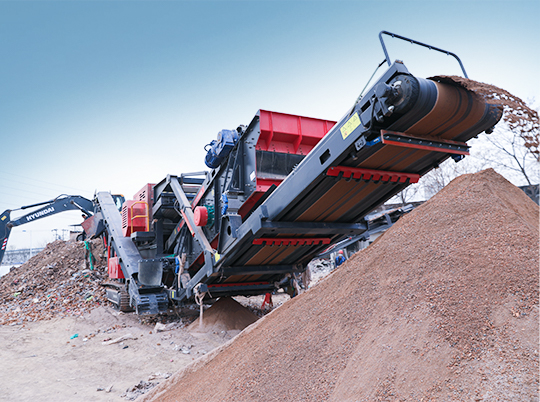 為什么礦山與建筑行業(yè)老板都在用履帶式移動(dòng)破碎站？ ——探秘紅星機(jī)器的“高效利器”
